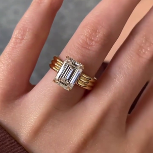 Bague de fiançailles pour femme avec diamant de laboratoire taille émeraude couleur F de 3,50 carats et bande à trois tours, certifiée IGI - Product Image 5