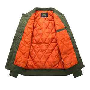 แจ็คเก็ตบอมเบอร์กันน้ำกันลมสำหรับผู้ชายรุ่นใหม่ปี 2025 คอตั้ง ปักโลโก้ด้านหน้า ขายส่งราคาถูก - Product Image 2