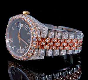 Reloj con tachuelas de diamantes VVS Moissanite de lujo de dos tonos, movimiento de cuarzo, esfera con números romanos, función de fecha, estilo HipHop para hombres y mujeres - Product Image 3