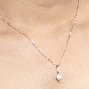 Collar con Colgante de Rosa Geométrica con Perla - CLARA, Plata de Ley 925, Bañado en Oro Rosa y Rodio, con Circonita Suiza, Regalo para Mujer - Product Image 5