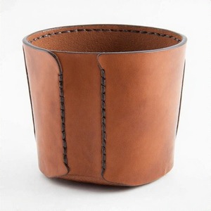 Jardinière miniature artisanale en cuir naturel construite pour les coins tranquilles et le calme botanique dans des intérieurs modernes équilibrés - Product Image 6