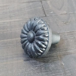 Boutons d'armoires de cuisine texturés et laqués noirs à petites fleurs rondes directement du fabricant Option budgétaire pour les poignées d'utilisation de porte - Product Image 2