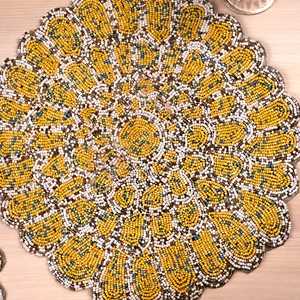 Juego de Manteles Individuales y Posavasos de Poliéster con Diseño Bohemio en Amarillo Real y Blanco, Ecológico para Restaurantes - Product Image 2