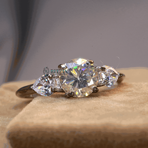 Bague de fiançailles en argent sterling à trois pierres de moissanite taille ronde, sertie à griffes, design élégant - Product Image 3