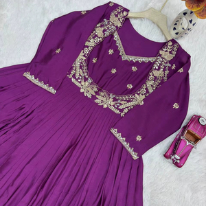 Ensemble Anarkali Kurta long traditionnel ethnique, lourdement brodé, à lacets, avec longue dupatta, grande taille, pour soirée, avec cristaux - Product Image 1