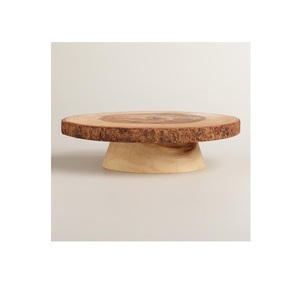 Support à gâteau rond en bois artisanal et écologique avec des détails sculptés artistiques et le charme du bois naturel pour la décoration d'événements rustiques - Product Image 6