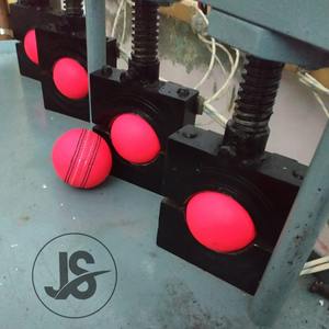 Logo personnalisé de haute qualité 5 couches 156g matériel en cuir de balle dure de cricket - Product Image 5