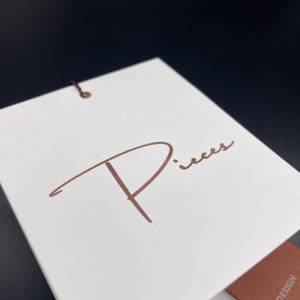 <span class=keywords><strong>Abbigliamento</strong></span> stampato su misura appendere le stringhe di carta Logo <span class=keywords><strong>etichette</strong></span> <span class=keywords><strong>per</strong></span> gli indumenti sigillo perfetto <span class=keywords><strong>per</strong></span> gli articoli di <span class=keywords><strong>abbigliamento</strong></span> - Product Image 3