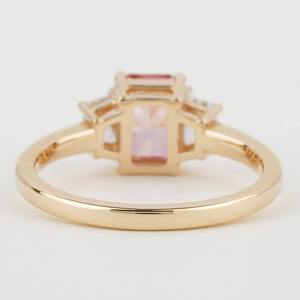 แหวนเพชรรูปทรงเรเดียนท์สีชมพู น้ำหนักรวม 1.40 กะรัต ออกแบบด้วยเพชร CVD สีชมพูแฟนซี ระยิบระยับ สวยงาม - Product Image 4