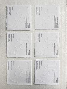 Tarjetas de boda de papel hechas a mano de algodón en relieve y papel de aluminio con bordes hechos a medida ideales para reventa por papelería de boda - Product Image 4