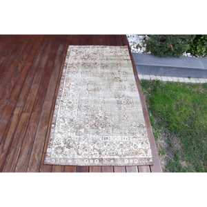 Alfombra vintage de 2.8x5.7 pies, alfombra turca, alfombra de lana gris con lunares - Product Image 1