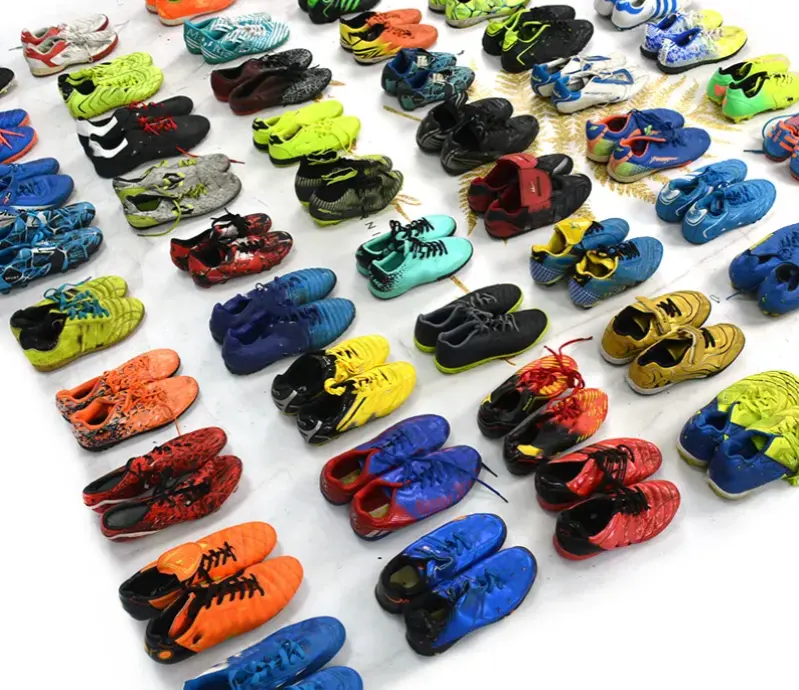 S04 Paquete de zapatos de baloncesto usados internacionales para hombres Zapatos de fútbol de segunda mano de marca para hombres en fardos Zapatos importados