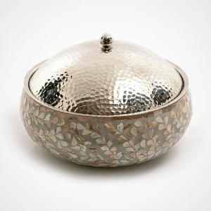 Bol en métal martelé unique avec incrustation de perles, élégant bol de rangement et de service décoratif au fini argenté - Product Image 2