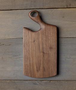 Planche à découper artisanale en bois massif: polyvalente et durable pour tous les besoins de la cuisine - Product Image 3
