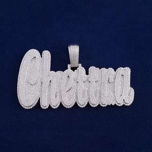Colgante de Lujo con Nombre Chelsea en Letra Cursiva, con Incrustaciones de Moissanita y Acabado en Oro Blanco, Joyería Hip Hop - Product Image 2