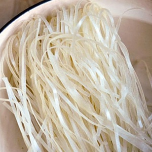 Nouilles de riz séchées vietnamiennes sans gluten, faibles en calories, en forme de bâtonnets plats - Product Image 3
