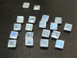 Pierre de lune naturelle arc-en-ciel coupe carrée 3mm à 11mm facettes-bon bleu Flashy bonne qualité - Product Image 5