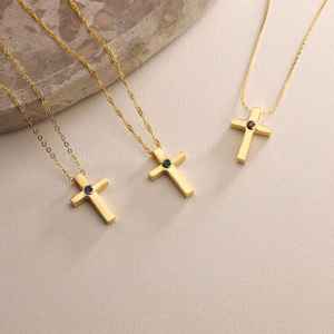 Collier pendentif croix émeraude pierre de naissance, collier croix émeraude en or, collier religieux personnalisé, cadeau pour elle - Product Image 3
