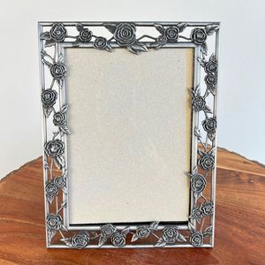 Cadre photo en métal conçu pour compléter les thèmes de décoration de luxe avec un design minimal, une brillance métallique et une élégance - Product Image 1