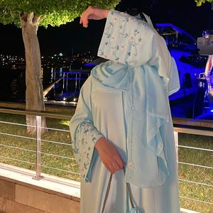 Abaya de Diseño Hecha a Mano en Dubái, en Tela de Seda Lujosa Antiarrugas para Ocasiones de Oración - Product Image 2