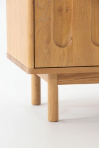 ตู้โชว์ประตูกระจกไม้เนื้อแข็งที่ทันสมัยสีน้ำตาลอ่อนสำหรับห้องนั่งเล่นโรงแรมใช้ในบ้านขนาดใหญ่เป็นมิตรกับสิ่งแวดล้อม - Product Image 2