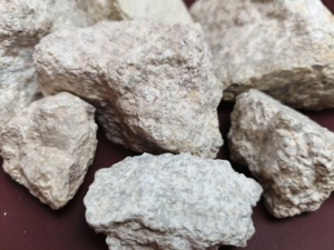 La pyrophyllite pour les plastiques renforcés de fibres minimise l'apparence des fibres, assurant une finition de surface lisse et agréable de manière efficace. - Product Image 6