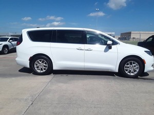 Chrysler Voyager LX Fleet 2023 Usada en Buen Estado, Minivan de 4 Puertas - Product Image 4