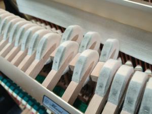 Piano Acústico Vertical Usado KAWAI KU1B Negro, de Calidad Profesional Japonesa, con Estilo Mecánico, para Exportación al por Mayor - Product Image 5