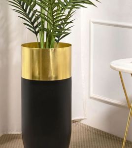 Jardinières en métal fabriquées à la main Design chic Pot de jardinière en fer enduit de poudre pour affichage de fleurs de jardin de restaurants d'hôtel. - Product Image 2