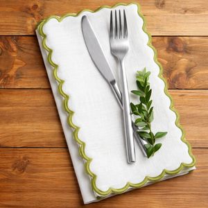 Serviette de table de mariage brodée en lin 100% fait main, personnalisée, verte, 21" x 21", bord festonné, jetable et antibactérienne - Product Image 2