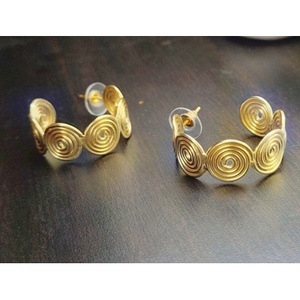 Boucles d'oreilles créoles en laiton et alliage de cuivre, plaquées or, design géométrique ethnique vintage, pour femmes, autres occasions - Product Image 6