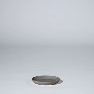 Assiette à dîner en céramique gris ardoise, bord large, finition lisse et résistante aux rayures, parfaite pour des repas élégants au quotidien - Product Image 1