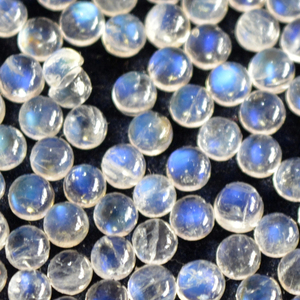 พลอยมูนสโตนสีรุ้งธรรมชาติทรงกลม AAA 12มม. ทรงแบน-พลอยสีรุ้งมูนสโตนสีฟ้าฉูดฉาด - Product Image 1