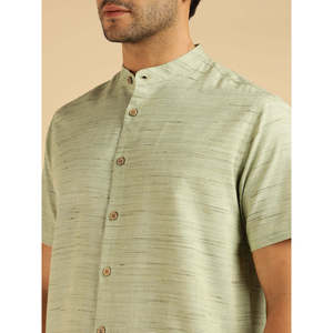 Ensemble coordonné Amanush pour homme en coton vert clair texturé, chemise à col mandarin à manches courtes et short, tenue décontractée pour l'été - Product Image 2