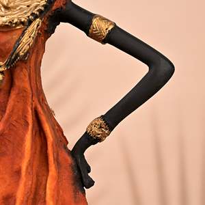 รูปปั้นผู้หญิงชาติพันธุ์สีทอง ทำจากเรซิ่น - Product Image 5