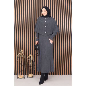 Ensemble deux pièces décontracté gris avec cape boutonnée et robe en maille, style hijab, avec caractéristiques formelles musulmanes - Product Image 4