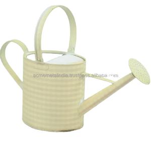 Regadera en lata galvanizada con acabado amarillo, perfecta para el cuidado de flores al aire libre, hoteles y restaurantes, herramienta de jardín elegante - Product Image 1