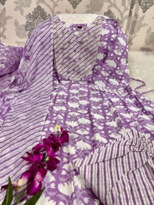 Pantalón Anarkali Kurti y fabricante Dupatta DE LA India para uso ocasional de algodón con Zari y Mirror Work - Product Image 4