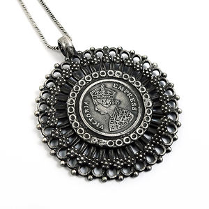 Victoria Empress Pendentif à breloque en argent sterling oxydé 925 Look vintage Artisan Bijoux artisanaux Prix de gros Fournisseurs - Product Image 1