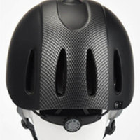 Casco de equitación con sistema de correas ajustables para un ajuste seguro y uso estable durante actividades de equitación