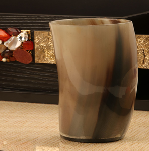 Taza de cuerno oscuro con textura rugosa de corteza y un asa resistente de agarre ancho. Disponible a precios de mayoreo. - Product Image 2