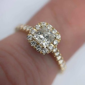 Bague de fiançailles et de mariage solitaire avec accent en diamant de laboratoire taille princesse 1,90 carats, certifiée IGI CVD, style vintage - Product Image 4