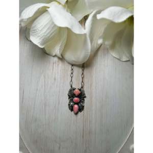 Collier artisanal Navajo en conque rose et argent sterling, objet culturel de collection - Product Image 1