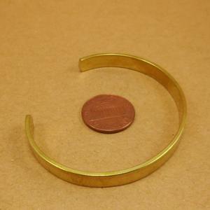 Bracelet manchette minimaliste fait main en laiton plaqué or, design personnalisé, durable, pour mariage - Product Image 2