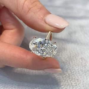 Anillo de Compromiso con Halo Oculto de Corte Ovalado con Diamante Cultivado en Laboratorio, Estilo Lindo para Mujer - Product Image 3