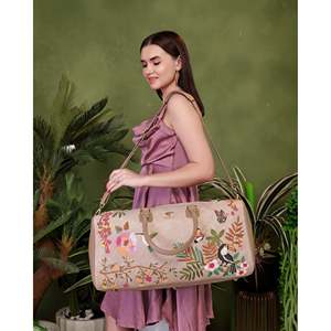 Bolsa de Viaje de Piel Vegana Bordada con Cierre de Cremallera, Color Beige, Ecológica, para Fin de Semana, Gimnasio y Actividades al Aire Libre - Product Image 2