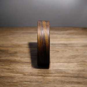 Anillo de madera personalizado para boda hecho a mano con material de madera grabada pulida gratis de HUMAYUN WORLD CRAFTS - Product Image 3