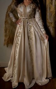 NEW--DESIGNER BRODERIE SUR SUPERBE ROBE CAFTAN ornée de PERLES DE VERRE CRISTAL, PIERRE, TRAVAIL DABKA @ 2023 - Product Image 2