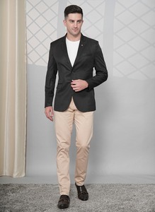 เสื้อเบลเซอร์และโค้ทสีดำคลาสสิกสำหรับผู้ชาย ผลิตจากโรงงานโดยตรง น้ำหนักเบา ทันสมัย เหมาะสำหรับชุดทำงานในองค์กร มีจำหน่ายในราคาส่งออก - Product Image 4