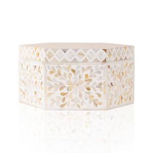 Caja hexagonal de nácar brillante, meticulosamente elaborada con joyero Capiz para organizar accesorios o presentar regalos - Product Image 1
